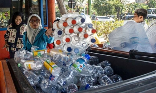 Trash for tickets on Indonesia’s ‘plastic bus’ Trash for tickets on Indonesia’s ‘plastic bus’