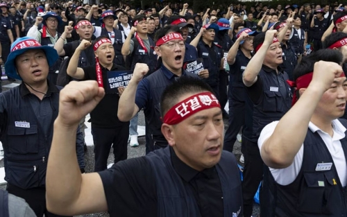 Hyundai union back in wage talks after rare full-day strike Hyundai union back in wage talks after rare full-day strike