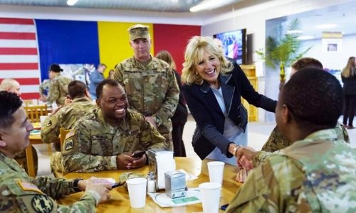 US First Lady brings ketchup to American troops in Romania on visit US First Lady brings ketchup to American troops in Romania on visit