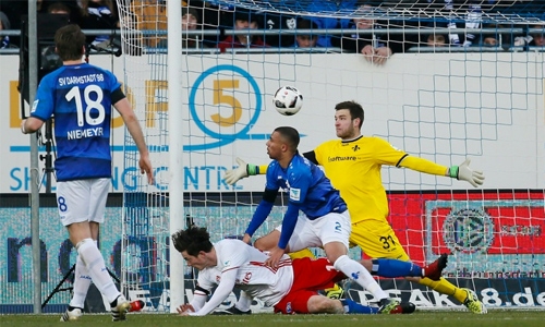 Hamburg climb off bottom with first league win