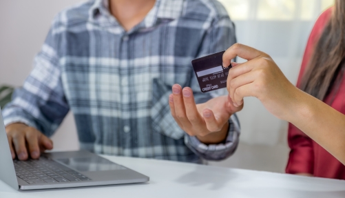Woman Gets Jail Term, Fine for Using Another Person's Bank Card in Dubai Woman Gets Jail Term, Fine for Using Another Person's Bank Card in Dubai