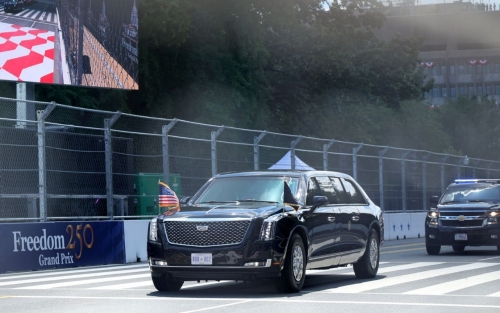 Trump takes starring role at Washington's IndyCar debut