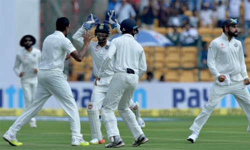 Jadeja strikes blow for India as Smith falls