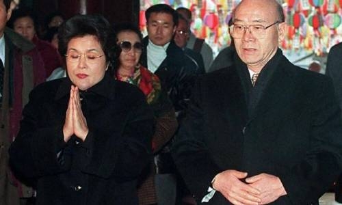 Widow of South Korean dictator apologises for husband’s rule