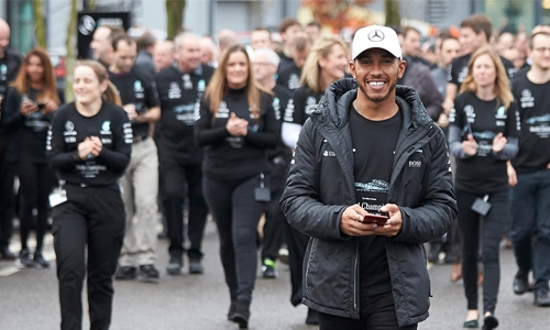Hamilton gets ‘Guard of honour’ from Mercedes