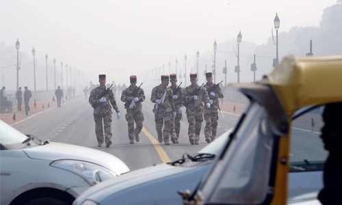 India detains suspected militants before Hollande visit