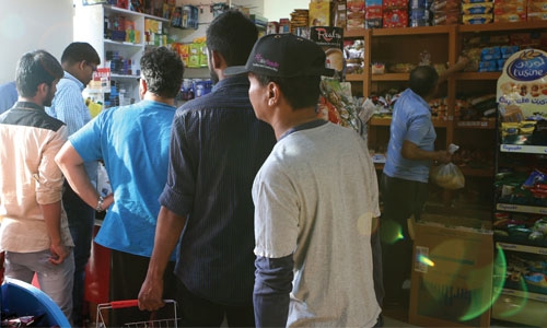 Panicked Qatar shoppers stock up as Gulf rift bites Panicked Qatar shoppers stock up as Gulf rift bites