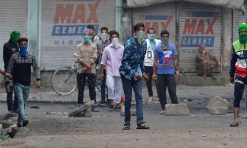 Protester killed in fresh clashes in Indian Kashmir