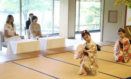 Melania enjoys nature-themed Japan culture