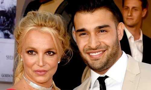 Britney Spears announces engagement to boyfriend Sam Asghari