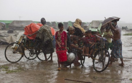 Thousands evacuated as cyclone set to hit Bangladesh