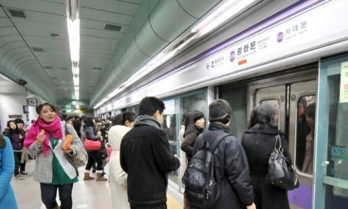 Man crushed to death behind Seoul subway screen door