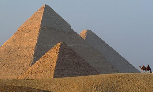 4 hurt in blast near Cairo pyramids 4 hurt in blast near Cairo pyramids