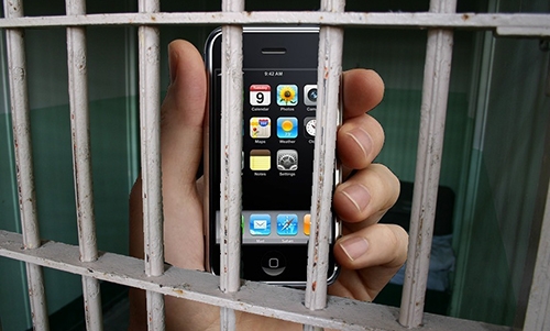 Bahrain court jails prison guard for smuggling in phones 