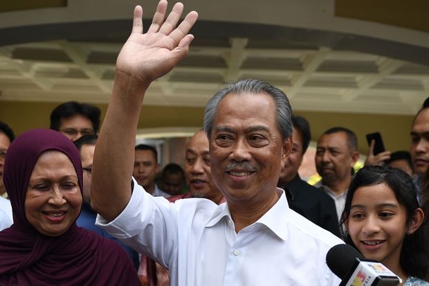 New Malaysia PM sworn, Mahathir fights on New Malaysia PM sworn, Mahathir fights on
