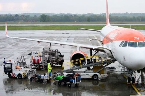 EU agency opens door to using US jet fuel as shortages loom EU agency opens door to using US jet fuel as shortages loom