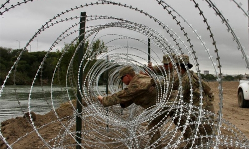 US army unfurls miles of fencing US army unfurls miles of fencing