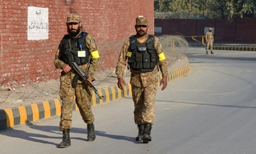 Pakistan police arrests eight suspected IS militants