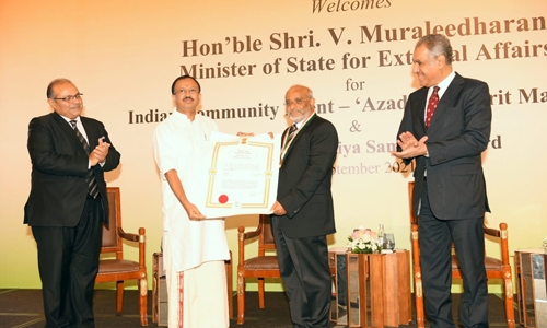 Indian Minister presents Baburajan with Pravasi  Bharatiya Samman Award 2021