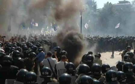 Dozen wounded in blast outside Ukraine parliament