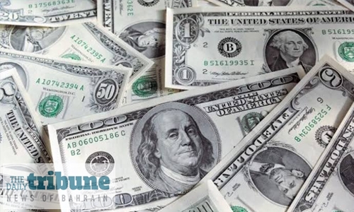 ‘Merry Christmas’ bank robber throws cash at passers-by