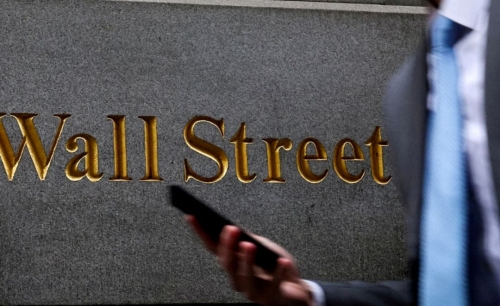 Stocks pull lower at end of record year for markets