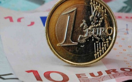 Euro ticks up despite Greek debt worries