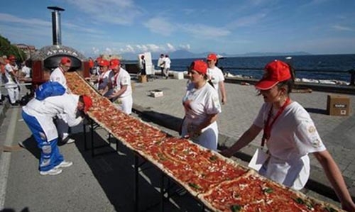 Home of pizza smashes record with mile-long margherita