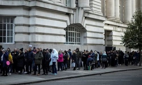 Britain urges people not to travel to join Queen Elizabeth’s queue