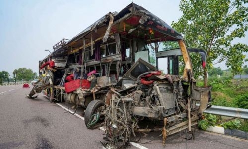 18 killed as bus rams tanker in India: police