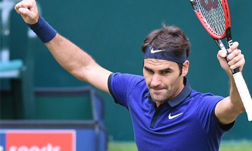 Federer eases through Halle opener