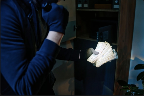 Tunnel Escape in Naples: Armed Robbers Hold 25 Hostage in Bank Heist