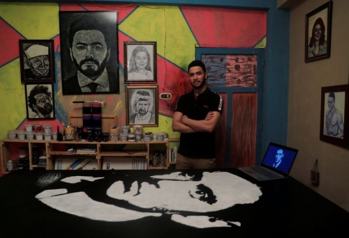 Egyptian artist crafts pictures with salt