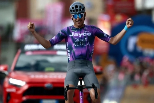 Luke Plapp in great escape as Italy’s Ulissi take Giro lead 