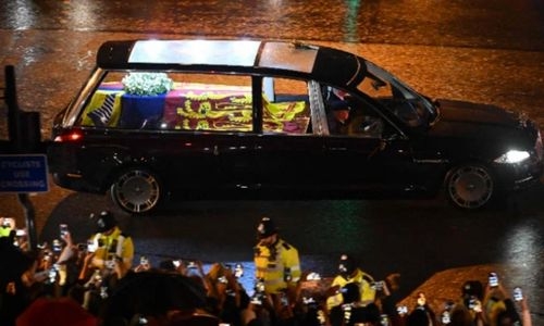 Queen's coffin arrives at Buckingham Palace as huge crowds line London route