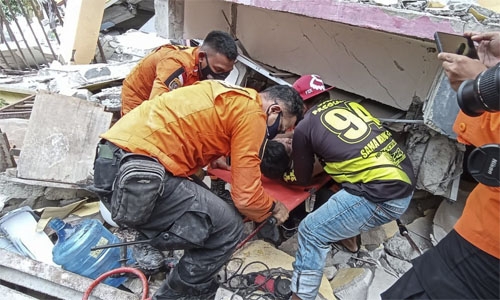 Indonesia quake kills at least 42, injures hundreds