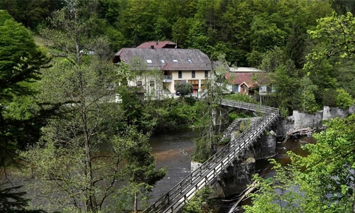 German police start autopsies in mystery crossbow deaths