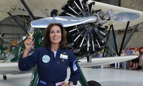 Female pilot lands in Sydney after epic journey from Britain in 1942 aircraft