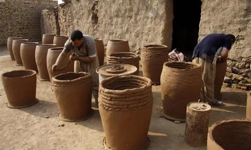 Iraq’s ancient pottery struggles to outlive modern plastic