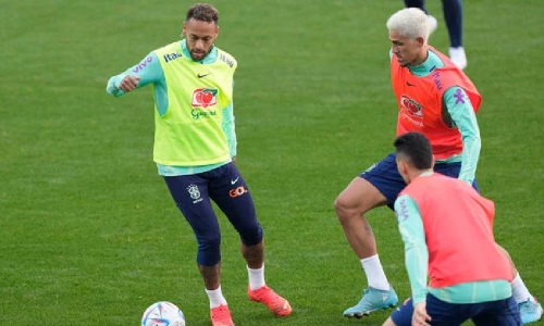 Neymar joins Brazil, has first practice ahead of World Cup