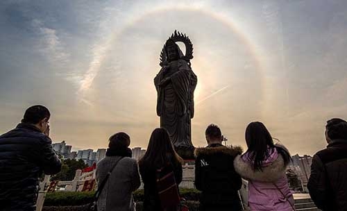 Solar halo around Buddha statue leaves people awestruck Solar halo around Buddha statue leaves people awestruck