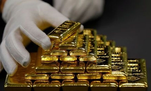 Gold climbs as dollar dips Gold climbs as dollar dips