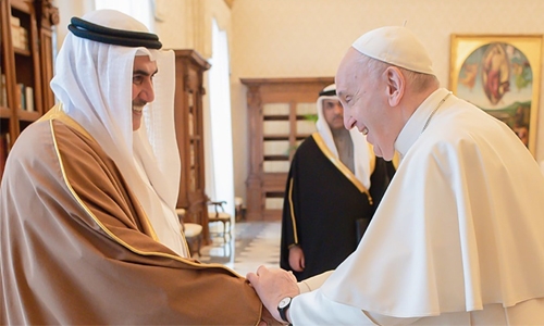 His Majesty King Hamad welcomes Pope Francis to Bahrain