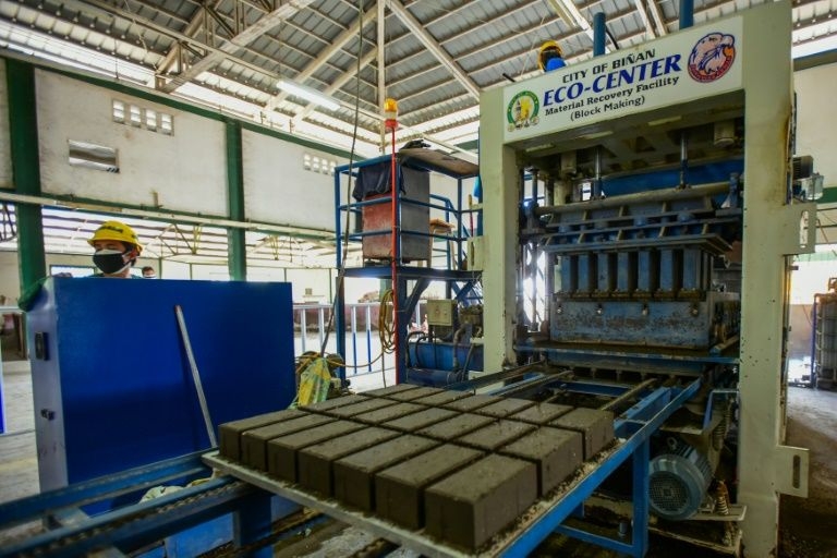 Ash to cash: Filipinos turn volcano’s ash, plastic trash into bricks Ash to cash: Filipinos turn volcano’s ash, plastic trash into bricks