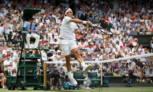 Federer survives early blip Federer survives early blip