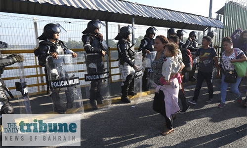 Mexican troops block US bound caravan travellers Mexican troops block US bound caravan travellers