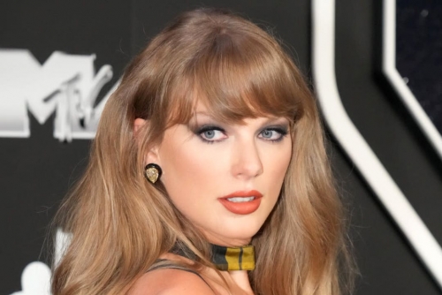Taylor Swift buys back rights to her old music