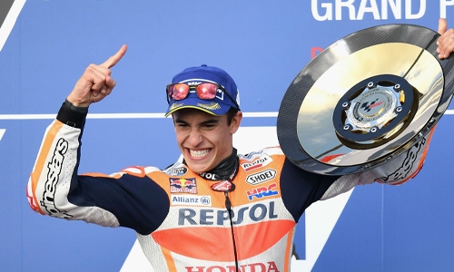 Marquez wins at Phillip Island to close on title