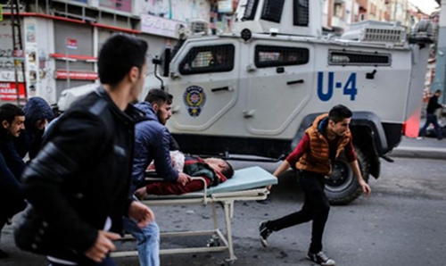 Police, pro-Kurdish protesters clash in Istanbul