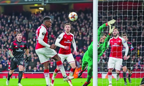 Welbeck double help Arsenal past Milan